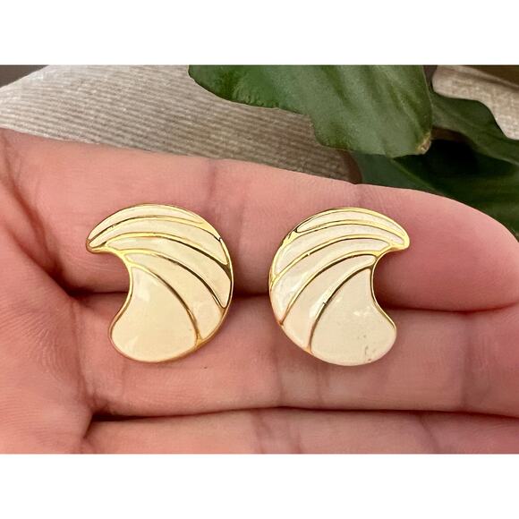 Vintage Mod White & Gold Crescent Shaped Earrings, Stud Costume Earrings - Picture 4 of 8